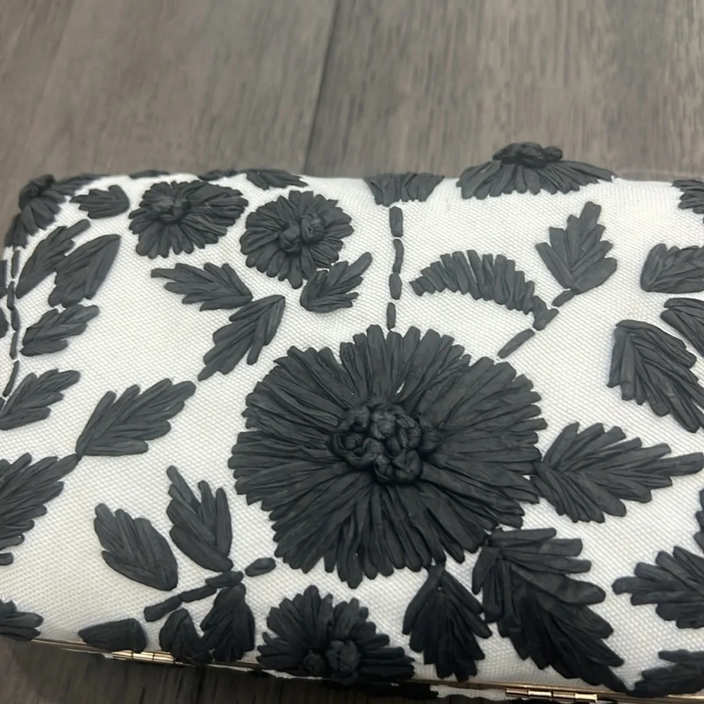Kelly & Katie gold hardware crocheted like floral evening/daytime clutch purse